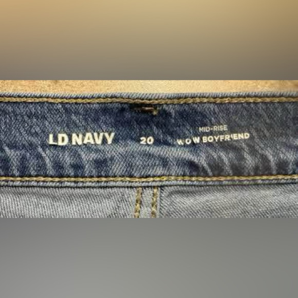 Old Navy-20 Mid-rise Boyfriend Jeans
Excellent Condition